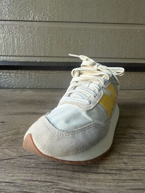 New balance 237 Women’s Cream & Yellow Retro Runner Sneaker size 9